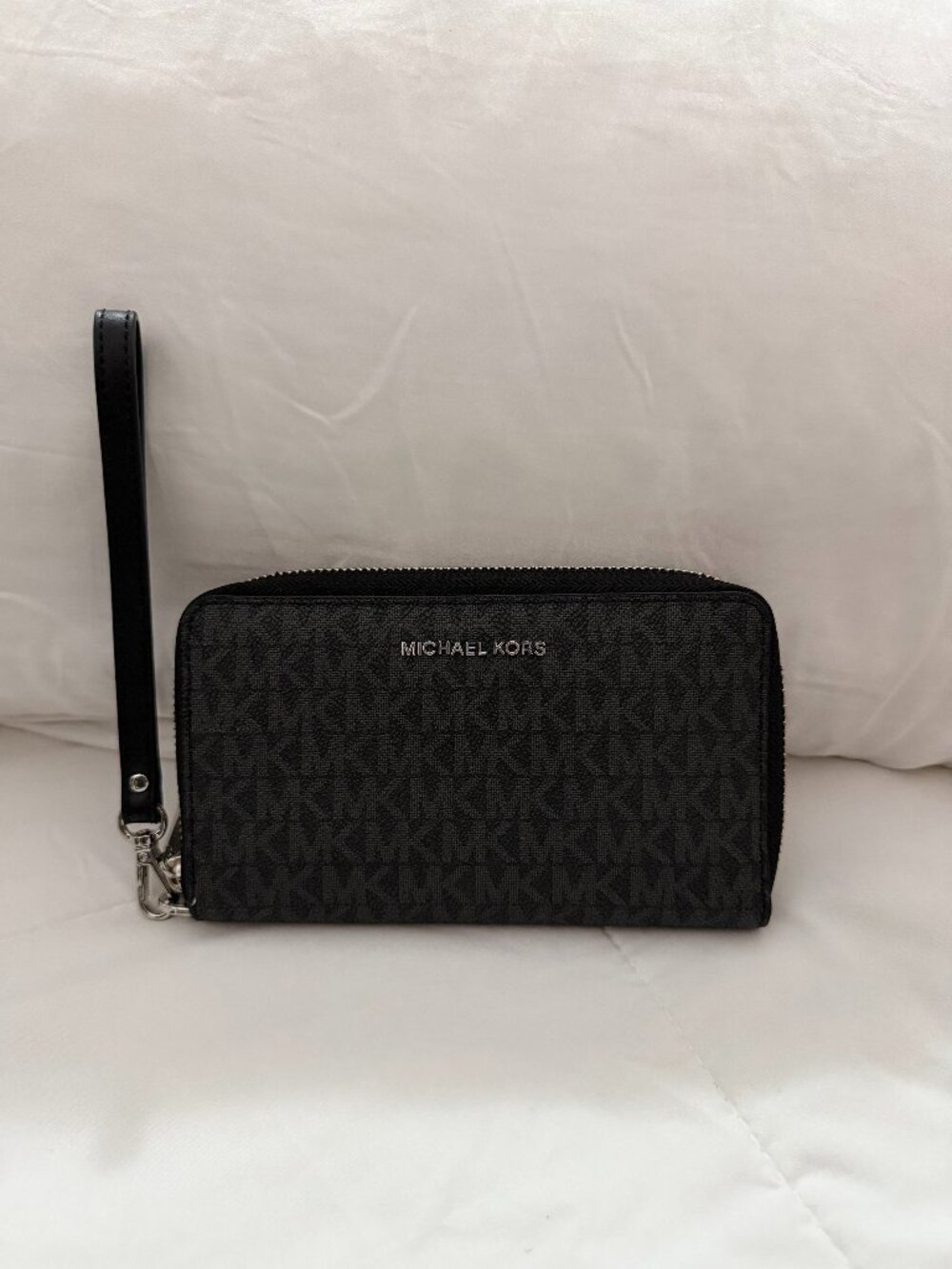 Michael Kors Jet Set Zip Around Wristlet Wallet (Black/Silver)